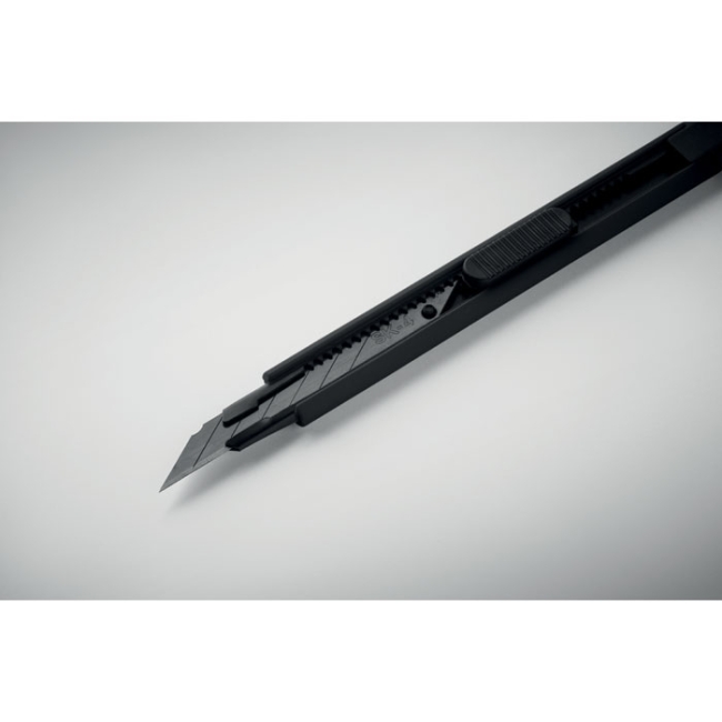 Small retractable knife