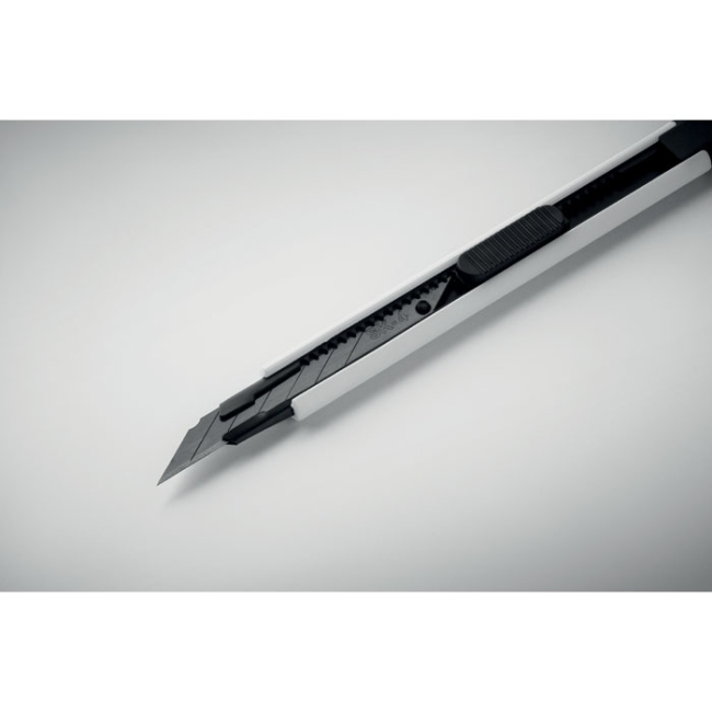 Small retractable knife