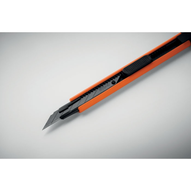 Small retractable knife