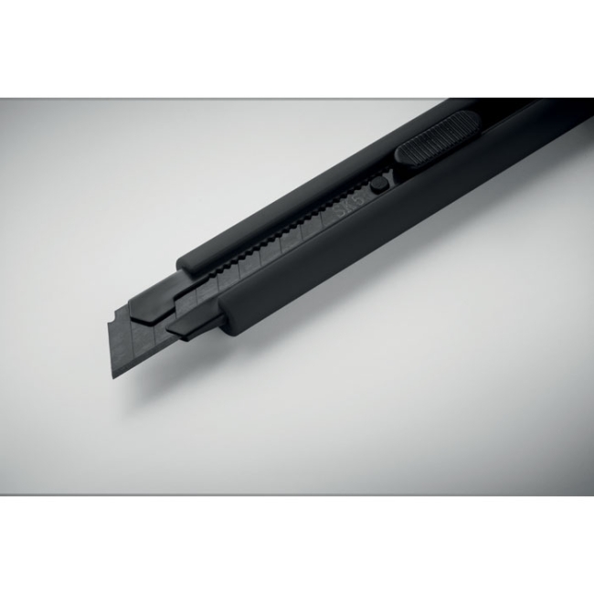 Large retractable knife