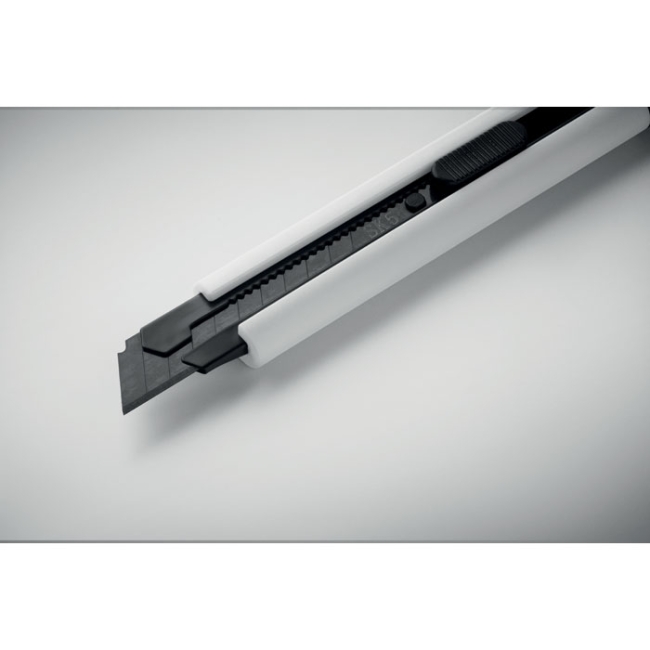 Large retractable knife