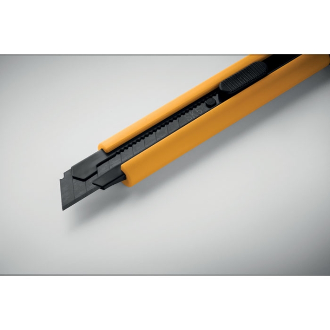 Large retractable knife