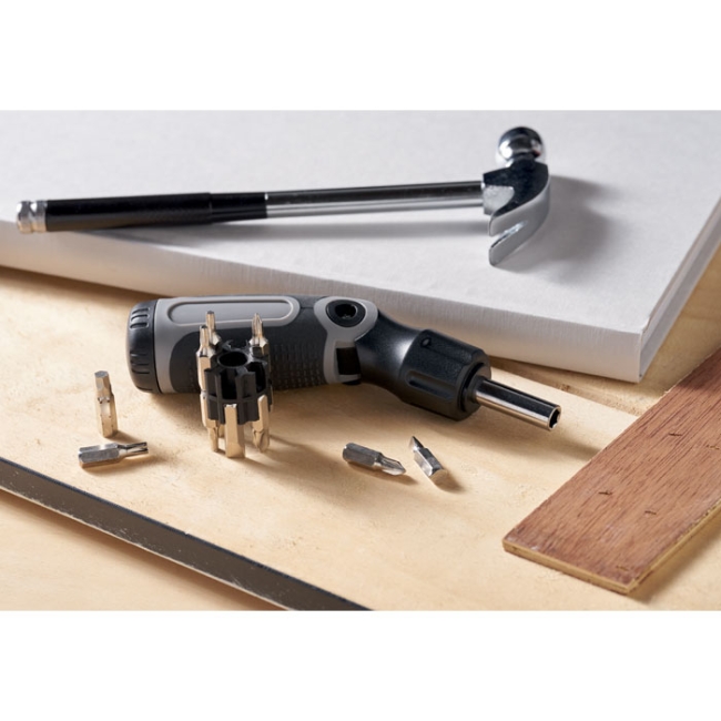 Multi bit bendable screwdriver