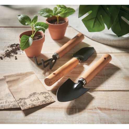 3 outils de jardinage